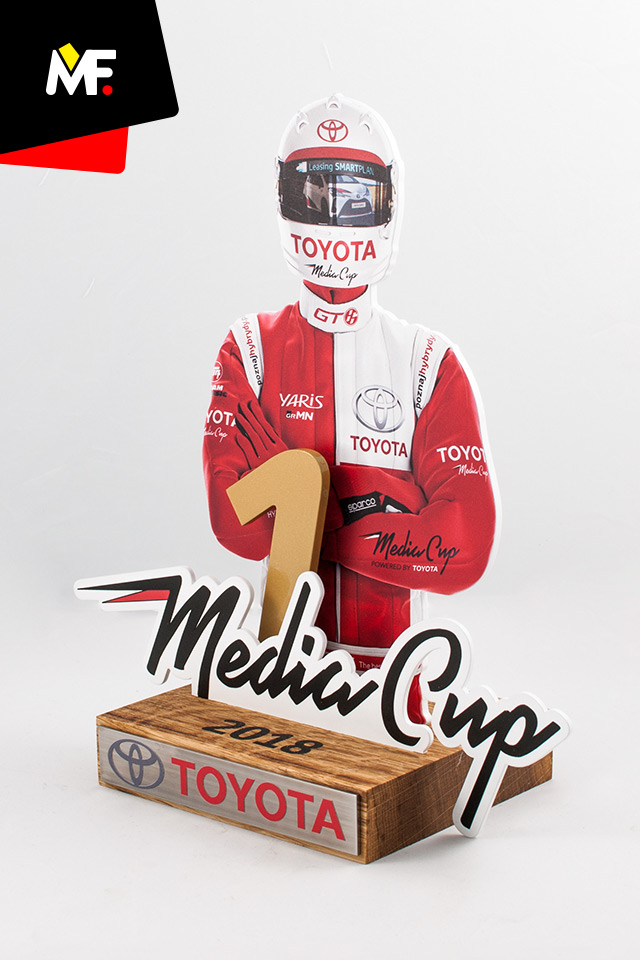 Innovative statuette showing the player in the original coveralls, created on the Toyota Media Cup