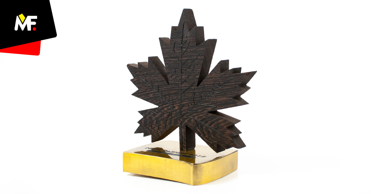 Trophy in a shape of a leaf